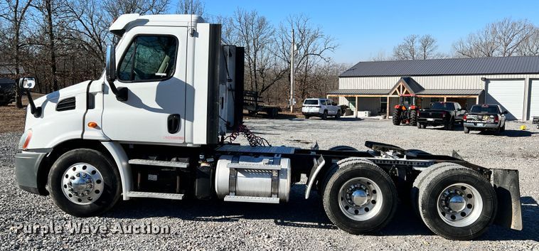 image for item ID9718 2013 Freightliner Cascadia  semi truck