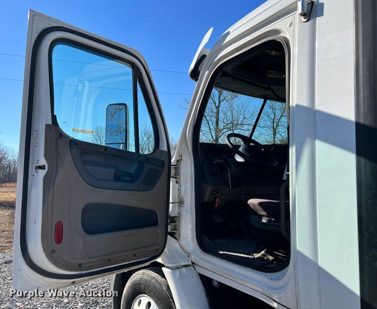 image for item ID9718 2013 Freightliner Cascadia  semi truck