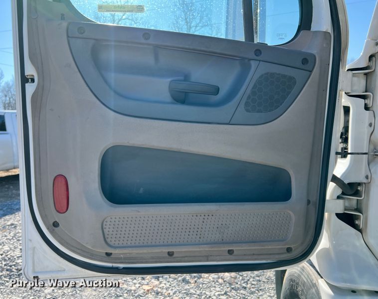 image for item ID9718 2013 Freightliner Cascadia  semi truck