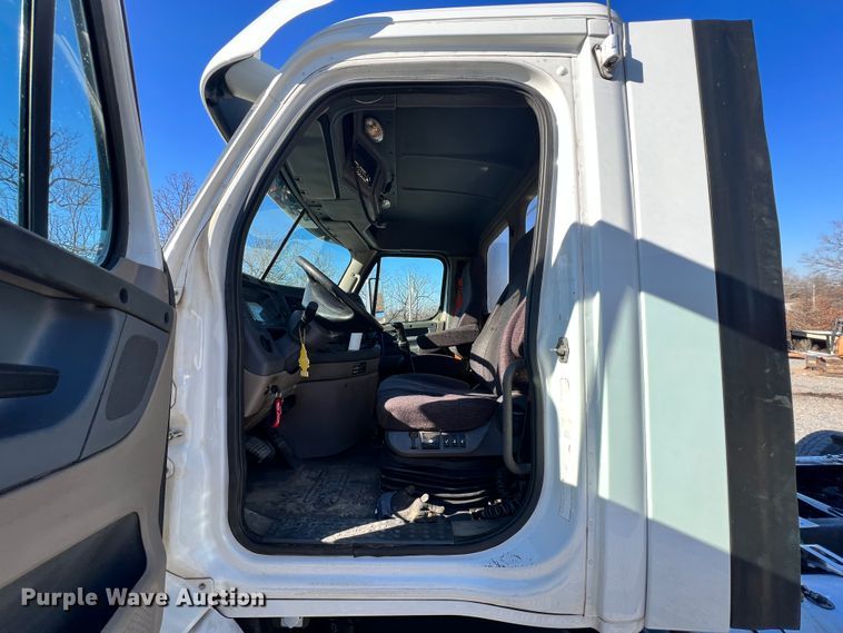 image for item ID9718 2013 Freightliner Cascadia  semi truck