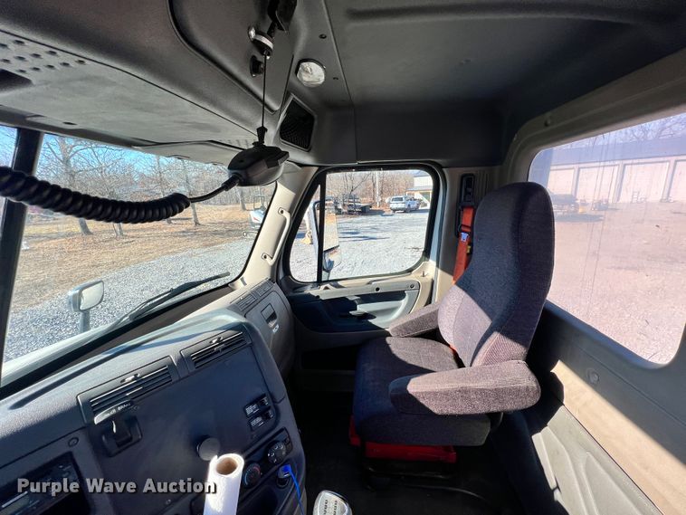 image for item ID9718 2013 Freightliner Cascadia  semi truck