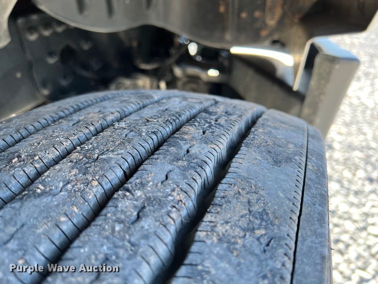 image for item ID9718 2013 Freightliner Cascadia  semi truck