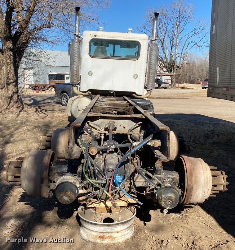 image for item IG9710 2007 Peterbilt 357  truck cab and chassis