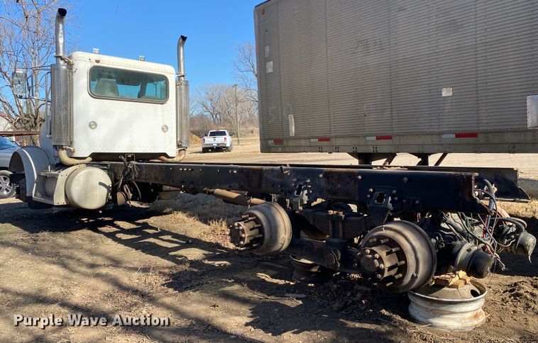 image for item IG9710 2007 Peterbilt 357  truck cab and chassis