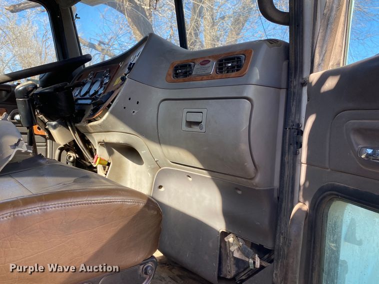 image for item IG9710 2007 Peterbilt 357  truck cab and chassis