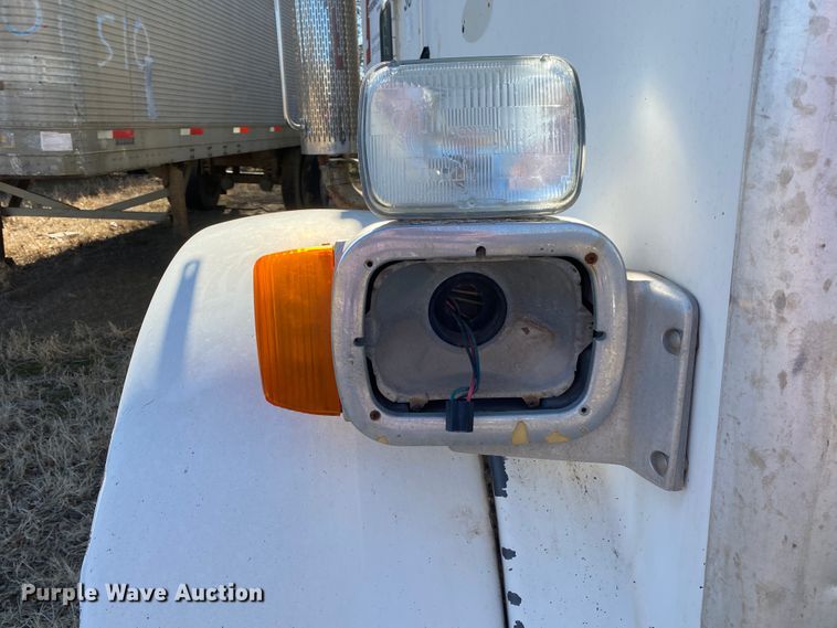 image for item IG9710 2007 Peterbilt 357  truck cab and chassis