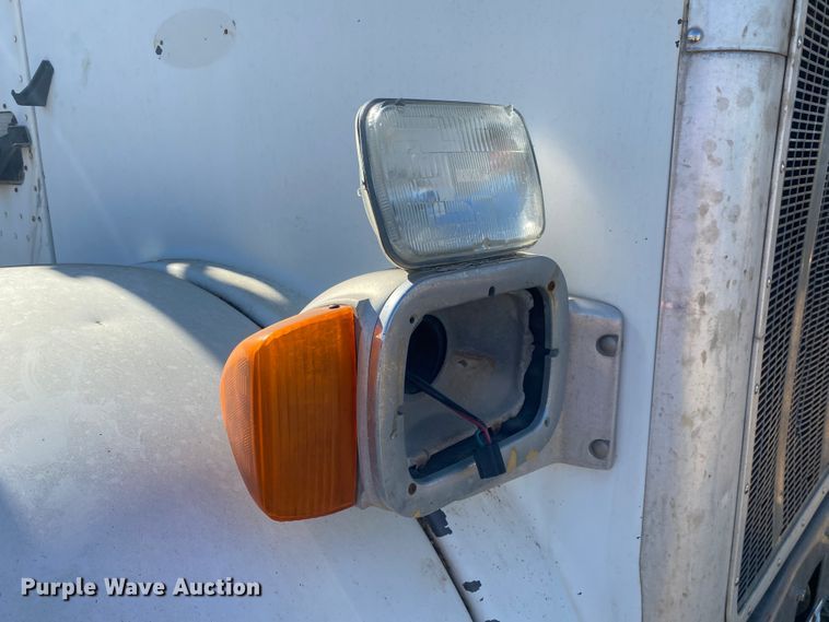 image for item IG9710 2007 Peterbilt 357  truck cab and chassis