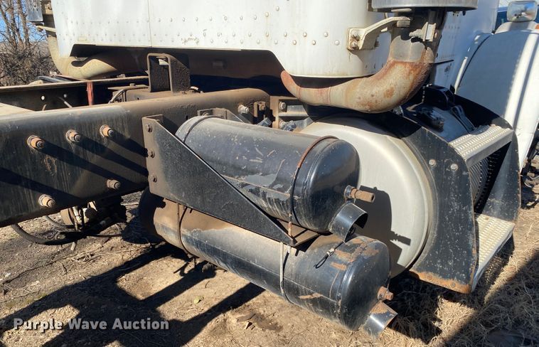 image for item IG9710 2007 Peterbilt 357  truck cab and chassis