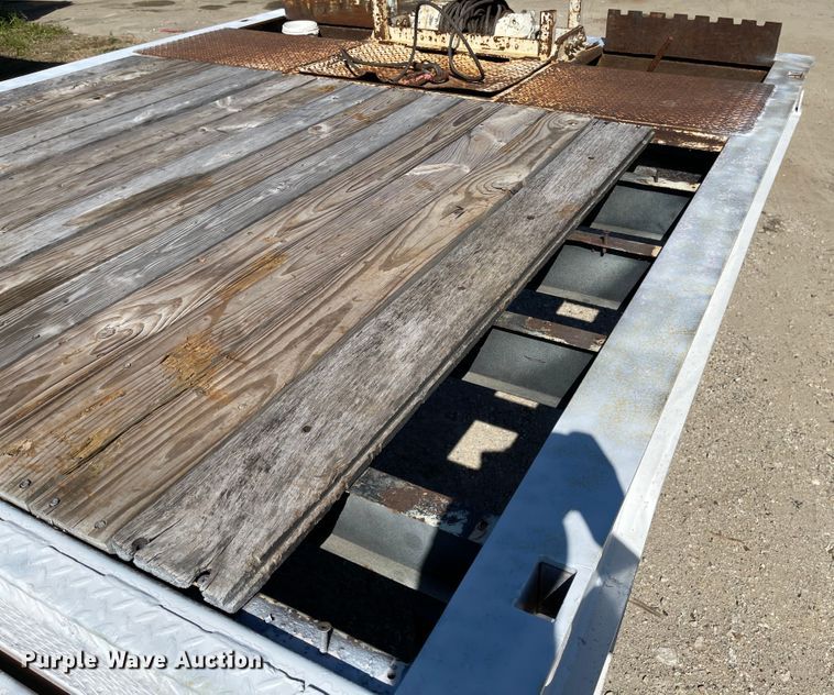 image for item IJ9718 2001 Dakota Trail-eze  drop deck trailer