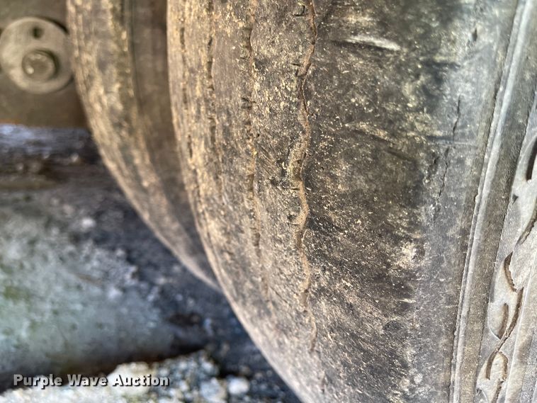 image for item IJ9718 2001 Dakota Trail-eze  drop deck trailer