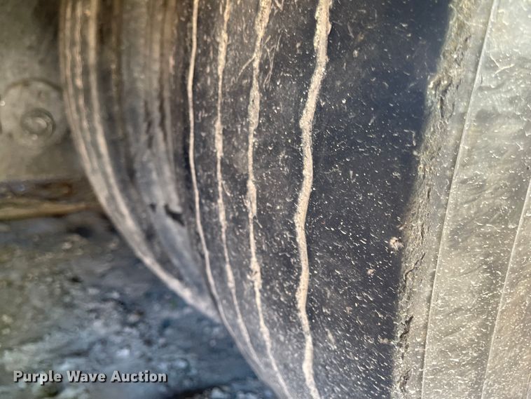 image for item IJ9718 2001 Dakota Trail-eze  drop deck trailer