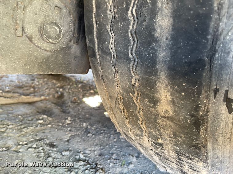 image for item IJ9718 2001 Dakota Trail-eze  drop deck trailer