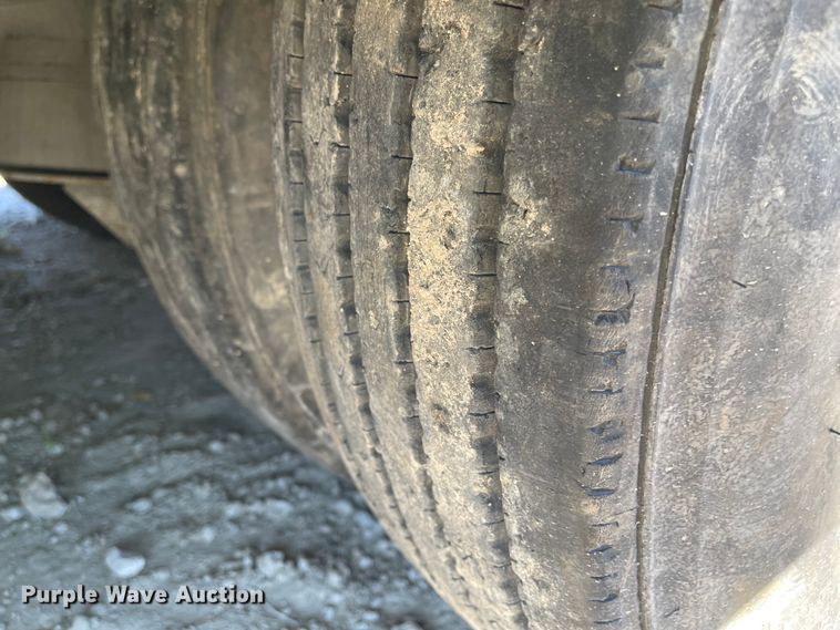 image for item IJ9718 2001 Dakota Trail-eze  drop deck trailer