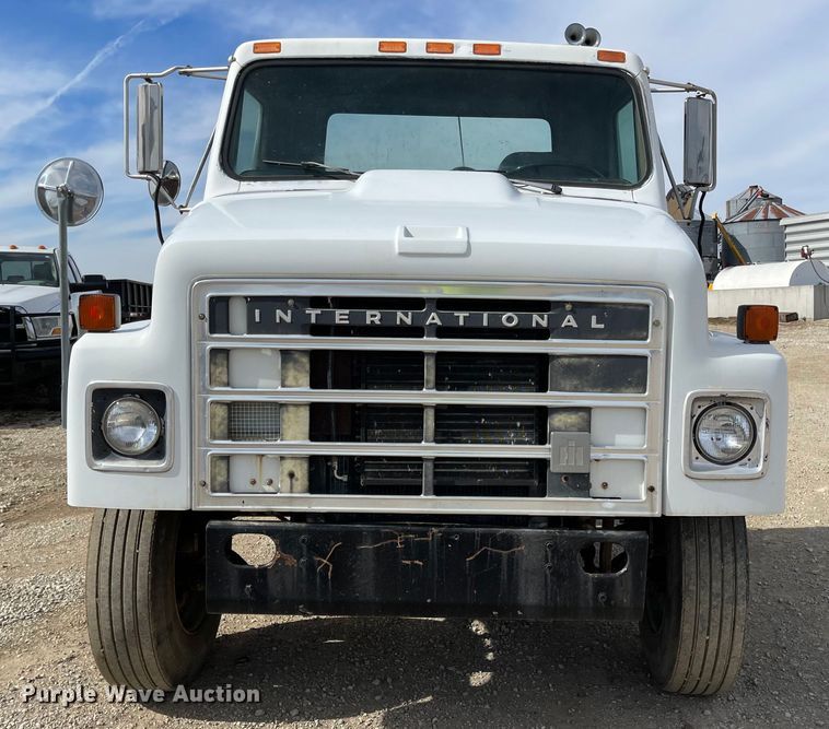 image for item IJ9741 1986 International 2155  semi truck