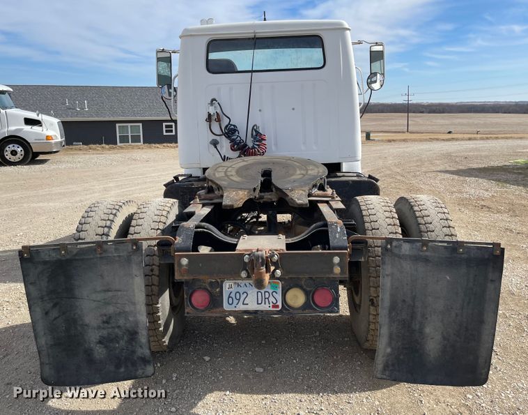 image for item IJ9741 1986 International 2155  semi truck