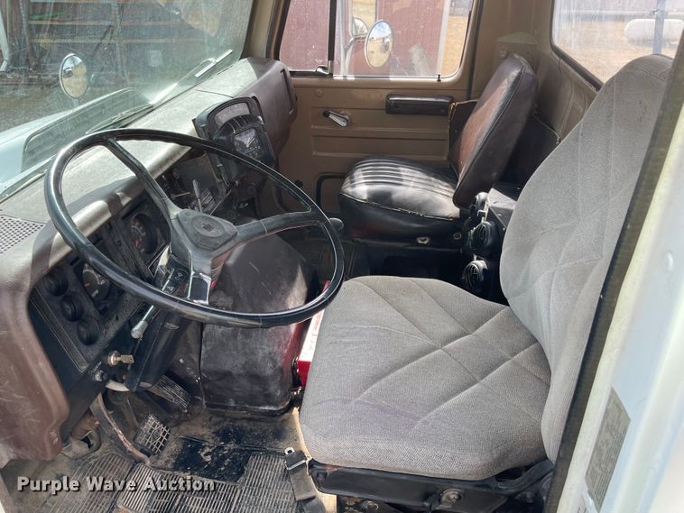 image for item IJ9741 1986 International 2155  semi truck