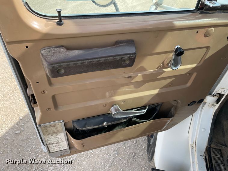 image for item IJ9741 1986 International 2155  semi truck