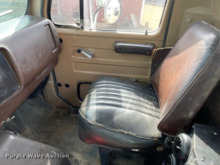 image for item IJ9741 1986 International 2155  semi truck