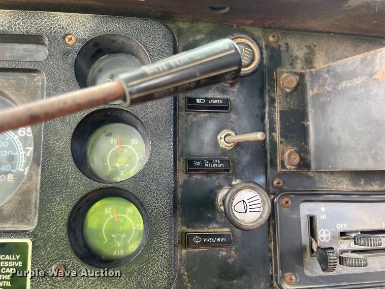 image for item IJ9741 1986 International 2155  semi truck