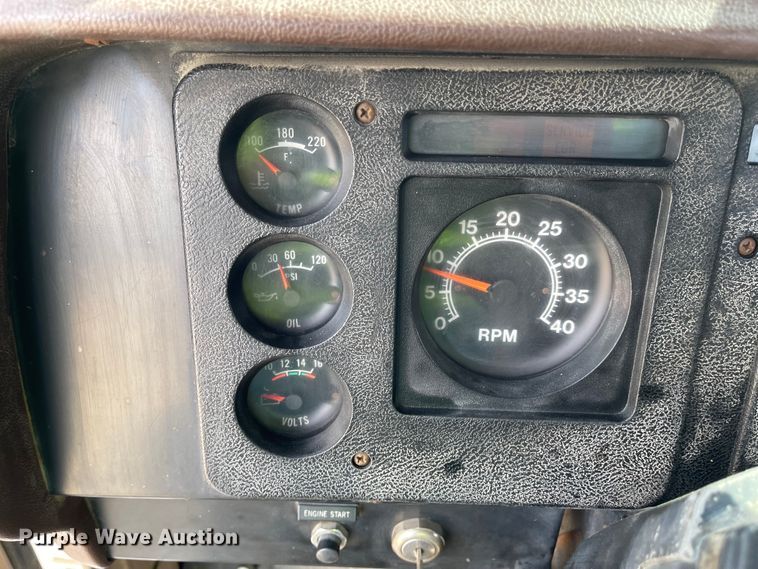 image for item IJ9741 1986 International 2155  semi truck