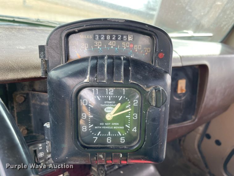 image for item IJ9741 1986 International 2155  semi truck