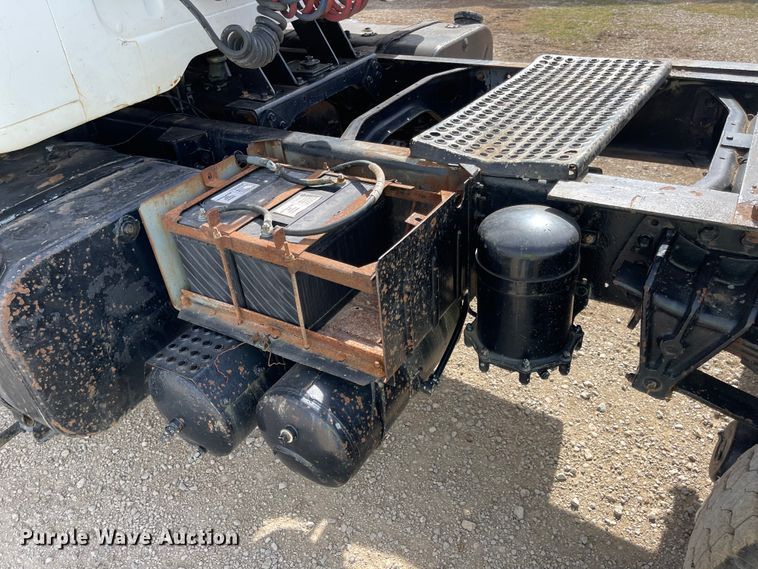 image for item IJ9741 1986 International 2155  semi truck