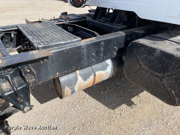 image for item IJ9741 1986 International 2155  semi truck