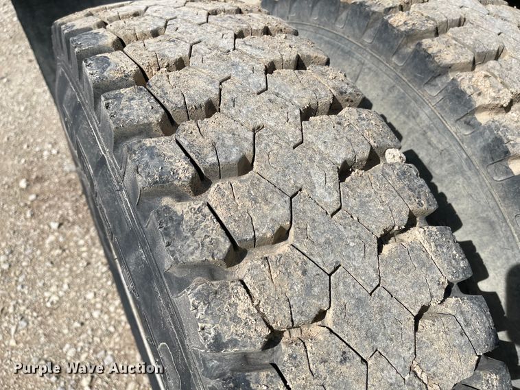 image for item IJ9741 1986 International 2155  semi truck