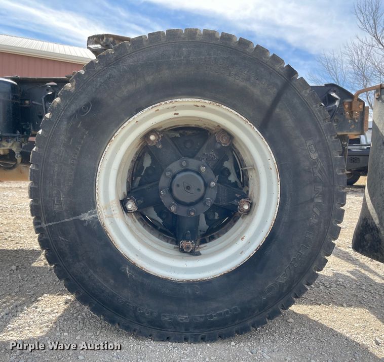 image for item IJ9741 1986 International 2155  semi truck