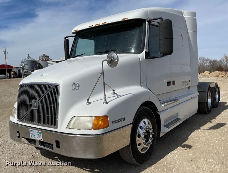 image for item IJ9742 1999 Volvo VN  semi truck