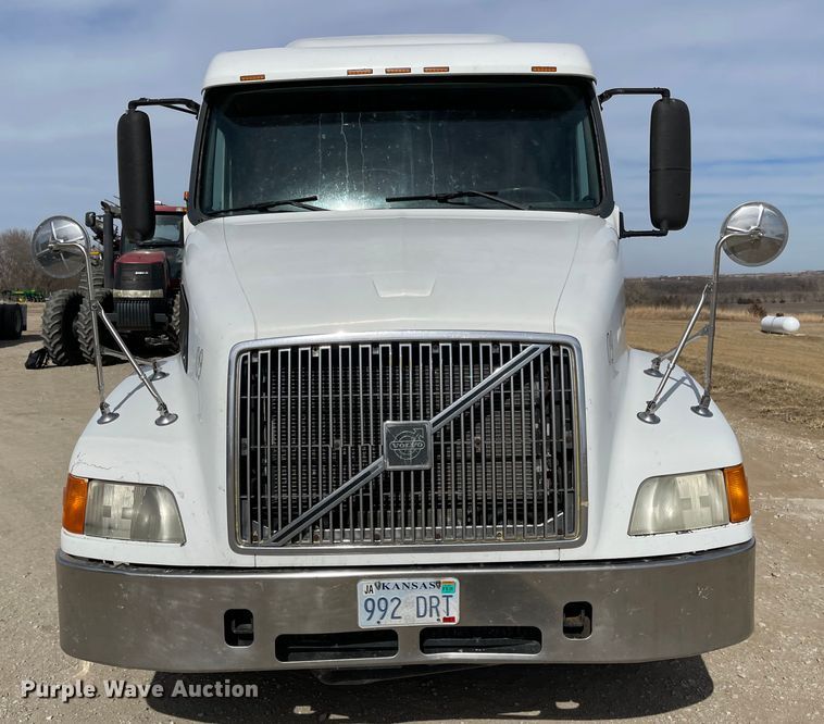 image for item IJ9742 1999 Volvo VN  semi truck