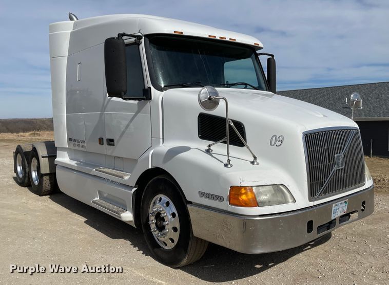 image for item IJ9742 1999 Volvo VN  semi truck