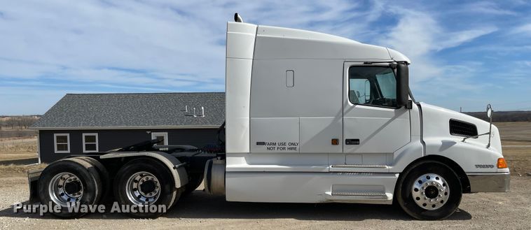 image for item IJ9742 1999 Volvo VN  semi truck