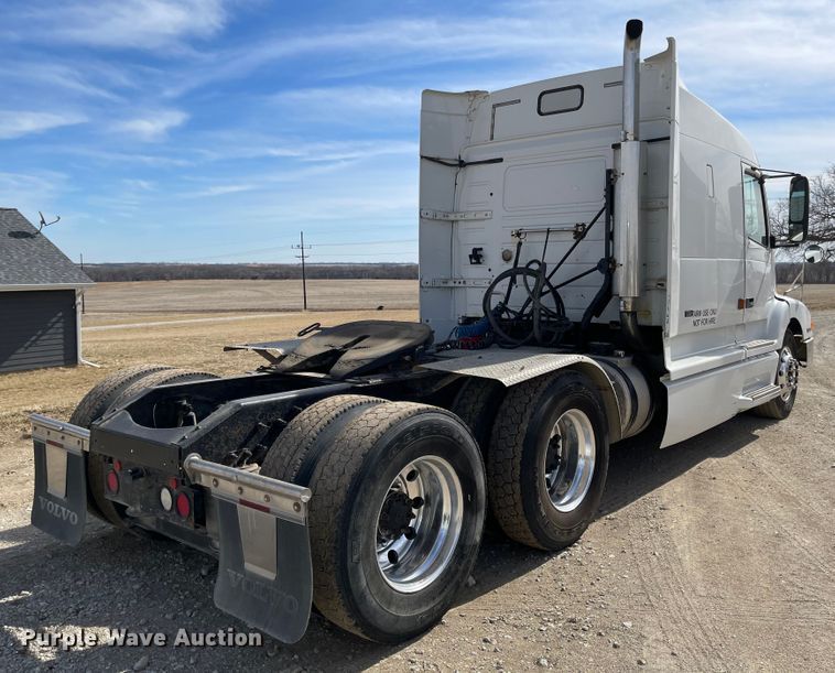 image for item IJ9742 1999 Volvo VN  semi truck