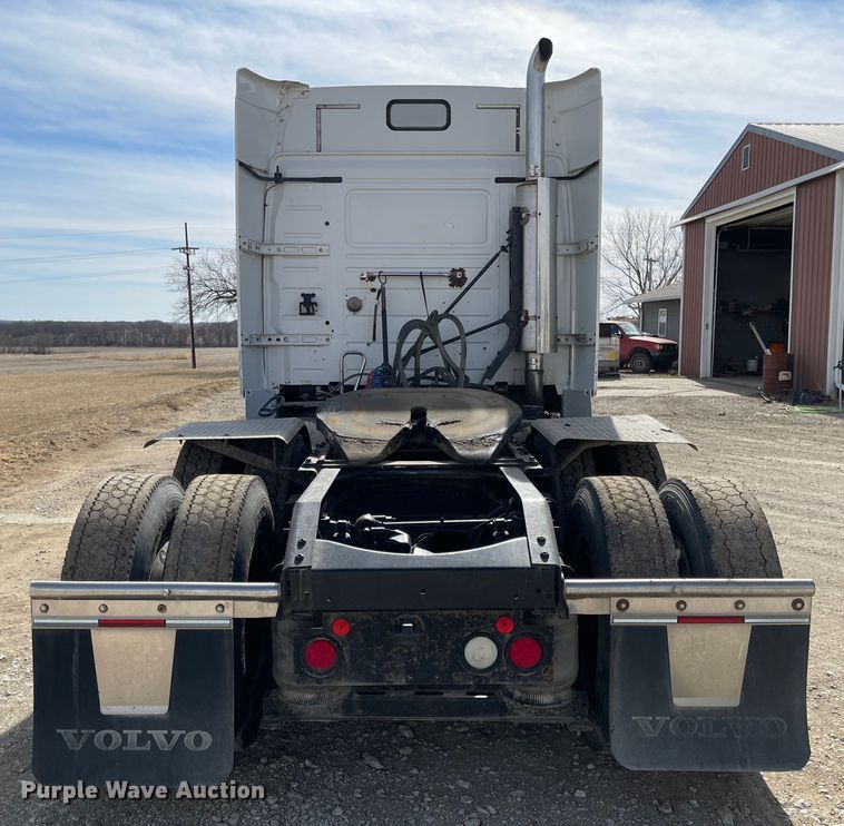 image for item IJ9742 1999 Volvo VN  semi truck