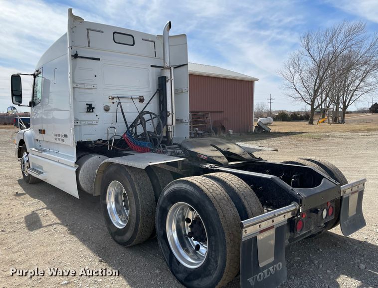 image for item IJ9742 1999 Volvo VN  semi truck