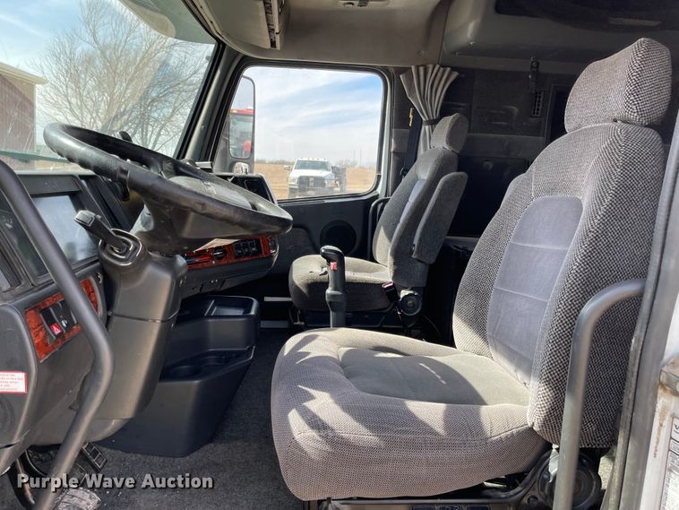 image for item IJ9742 1999 Volvo VN  semi truck