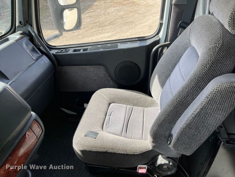 image for item IJ9742 1999 Volvo VN  semi truck