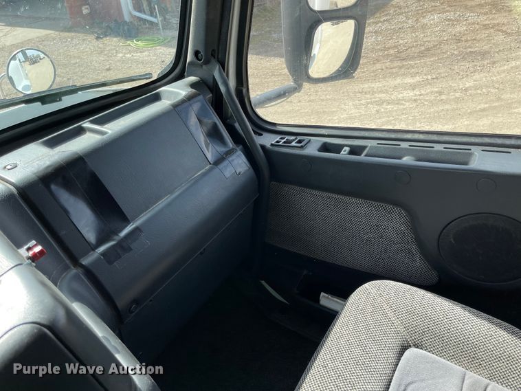 image for item IJ9742 1999 Volvo VN  semi truck