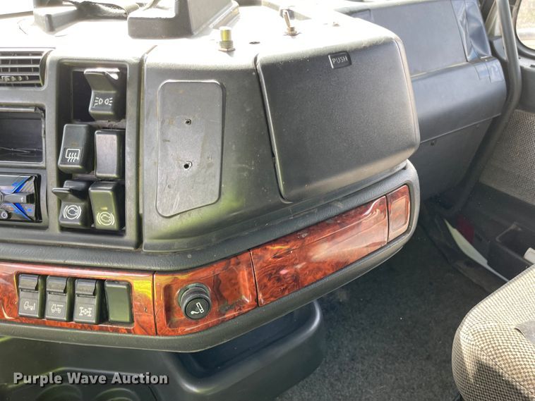 image for item IJ9742 1999 Volvo VN  semi truck