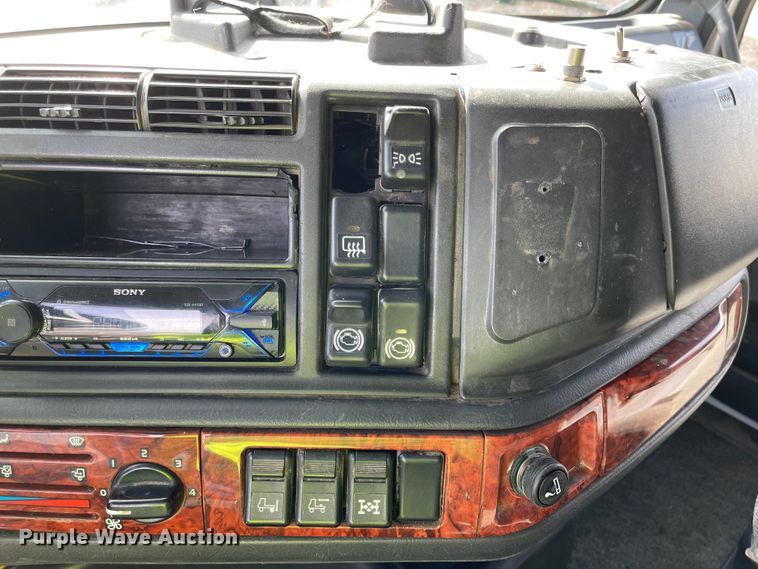 image for item IJ9742 1999 Volvo VN  semi truck