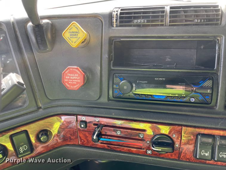 image for item IJ9742 1999 Volvo VN  semi truck