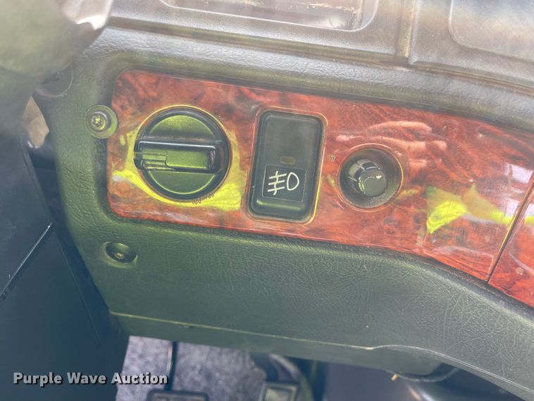 image for item IJ9742 1999 Volvo VN  semi truck