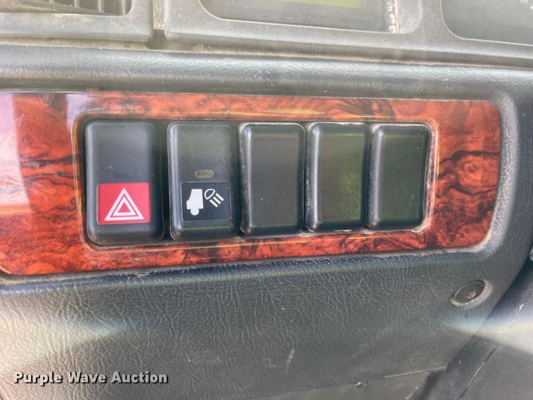 image for item IJ9742 1999 Volvo VN  semi truck