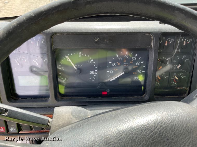 image for item IJ9742 1999 Volvo VN  semi truck