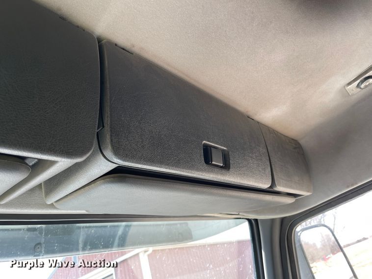 image for item IJ9742 1999 Volvo VN  semi truck