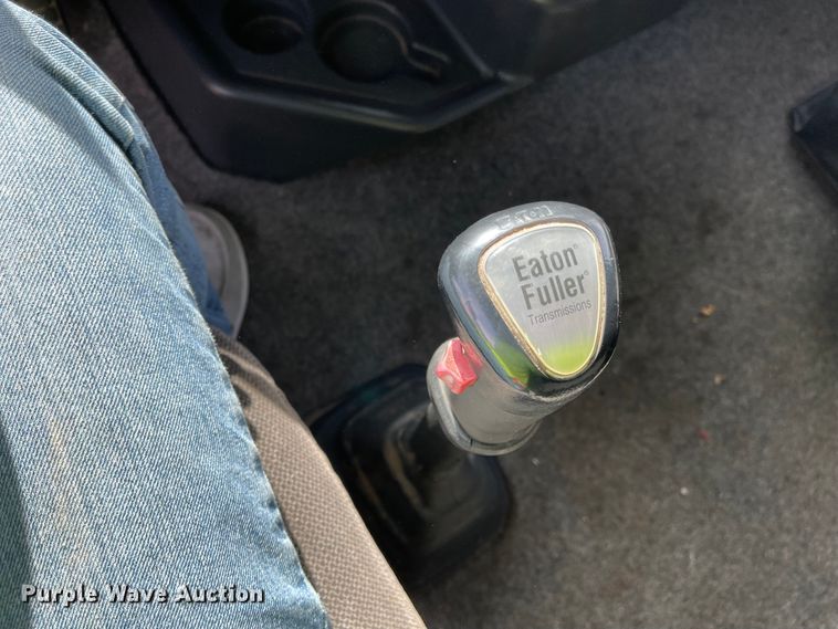 image for item IJ9742 1999 Volvo VN  semi truck