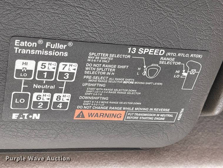 image for item IJ9742 1999 Volvo VN  semi truck