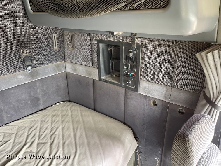 image for item IJ9742 1999 Volvo VN  semi truck