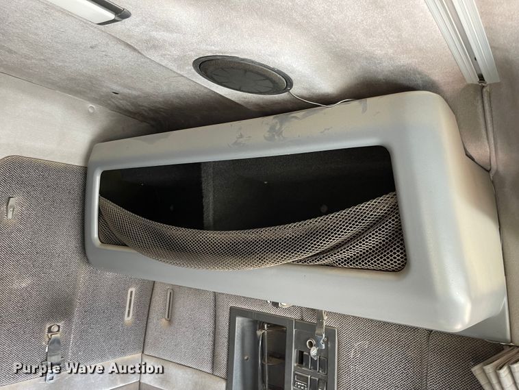 image for item IJ9742 1999 Volvo VN  semi truck